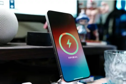 张店苹果15换屏服务分享用什么充电器给iPhone15充电更好 